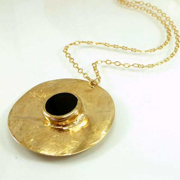 Onyx and Gold Pendent Necklace.