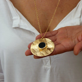 Onyx and Gold Pendent Necklace.