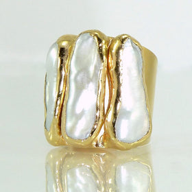 Statement Pearl Ring.